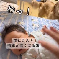 赤ちゃんに手を近づけてあやす飼い主