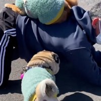 立ち上がろうとするお父さん