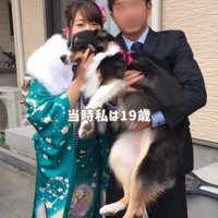 犬を抱き上げる成人式の女性