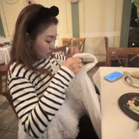 袋の中をのぞき込む女性