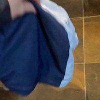 フードをとる飼い主さん