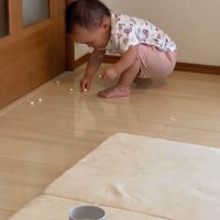 一生懸命拾う赤ちゃん