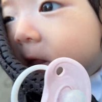 おしゃぶりが外れたまま