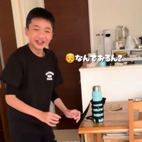 嬉しそうな反応を見せる男の子