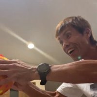おもちゃを鳴らすお父さん