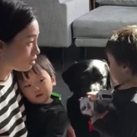 母親と男の子の間で座る犬