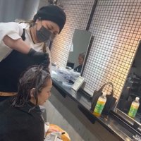 美容室で施術を受けるお客さん
