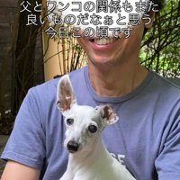 犬を膝の上で抱っこする男性