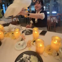 レストランでプレゼントを手渡す人