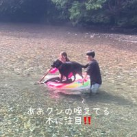 浮き輪に乗って遊ぶあお君