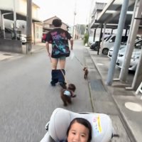 ズボンが落ちかけている男性