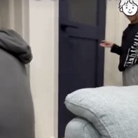 ドアの外から名前を呼ぶパパ