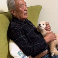 イチャイチャするおじいちゃんと犬