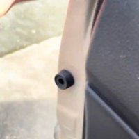 車から降りてドアを閉めようとする投稿者