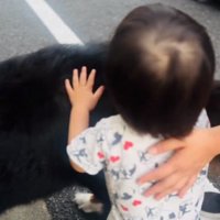 背中を撫でる男の子