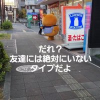 コンビニの前に立つ着ぐるみ