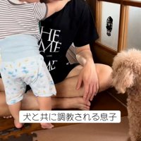 パパに抱き着く息子さん