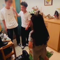 肩に手を置く男の子