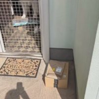 荷物の奥に誰かいる！？