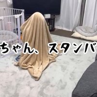 タオルにくるまって座っている人
