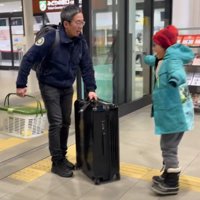 何かを持っている…？