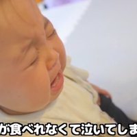 犬用おやつを食べられなくて泣いてしまう赤ちゃん