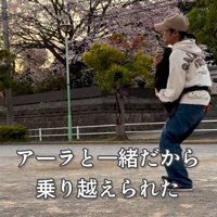 飼い主の腕の中にジャンプする犬