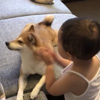 手拍子する女の子