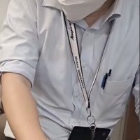 お兄さん、何かに動揺