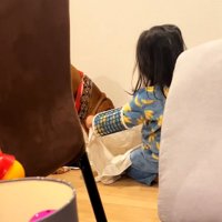 タオルをスタンバイする娘さん