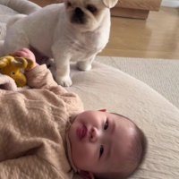 おもちゃが赤ちゃんの手に…