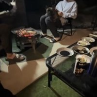 夜屋外で過ごす犬と人