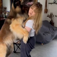 髪が乱れるお姉さん