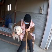 おばあちゃんに寄り添って…