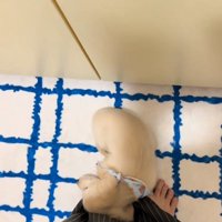 足の上に頭を乗せる子犬