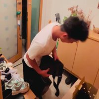 覗き込む男の子