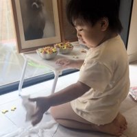 紙を持ち替える子ども