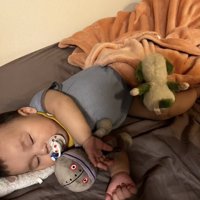 毛布をかけられた赤ちゃん