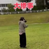 後ろをふり返って立ちすくむ女性