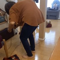 毛糸をたどるおばあちゃんと犬
