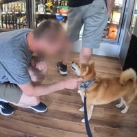 酒屋のおじさんにオヤツをもらいました♪