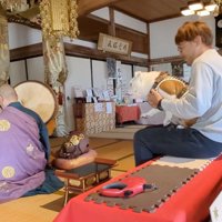 お経を唱えながら太鼓を叩く住職