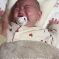 泣く赤ちゃん