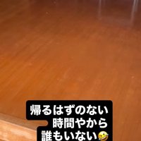 玄関の扉を開ける飼い主