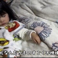 毛布にもたれる子ども