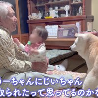 静かに2人のそばへ