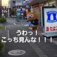 犬に向かって手を振る着ぐるみ