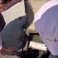 協力して側溝のフタを開けた