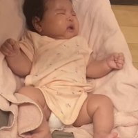 バウンサーで泣く赤ちゃん
