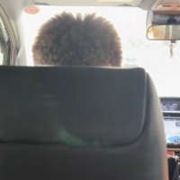 男性が座っている？